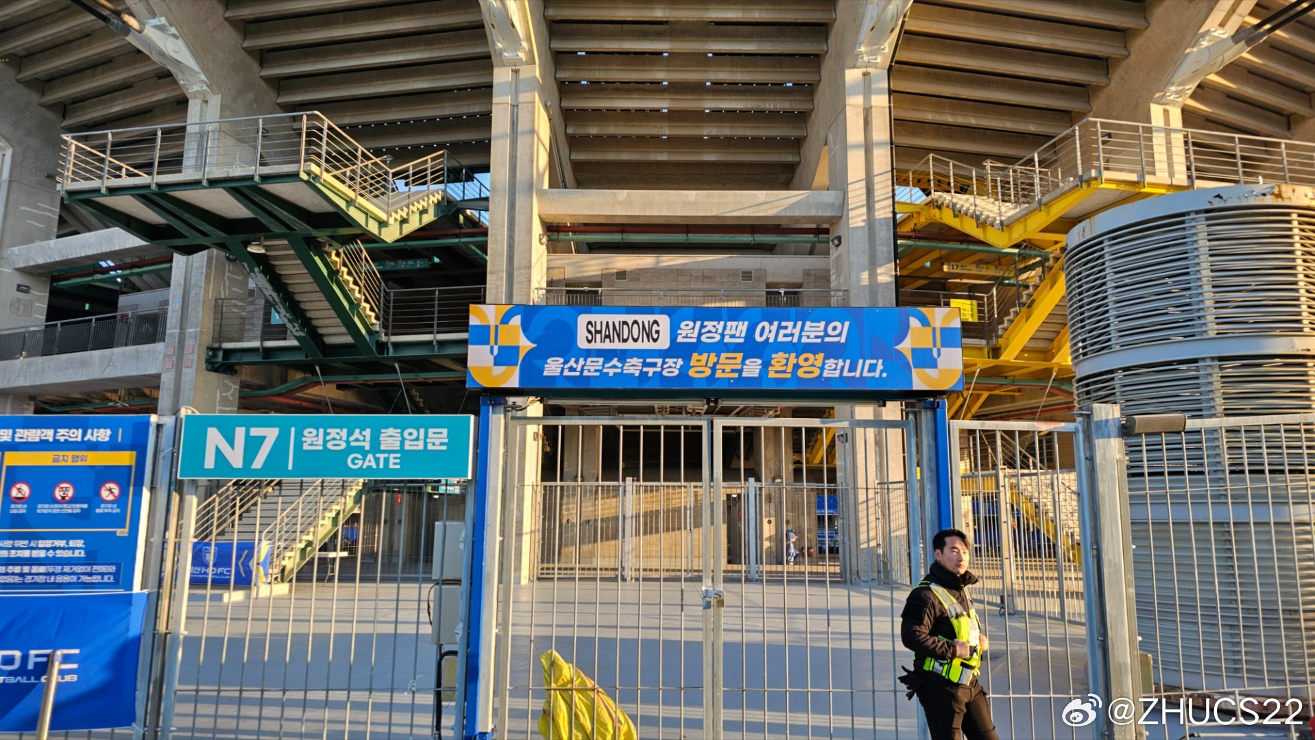  博主：蔚山現(xiàn)場工作人員、轉播車、安保在準備撤場，場外一片安靜