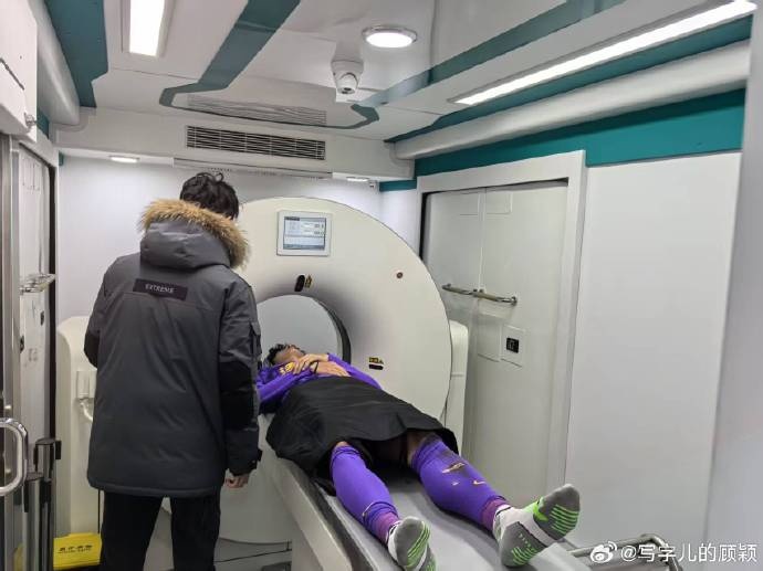  補時階段頭部被撞，天津記者：目前謝維軍正在醫(yī)院接受檢查