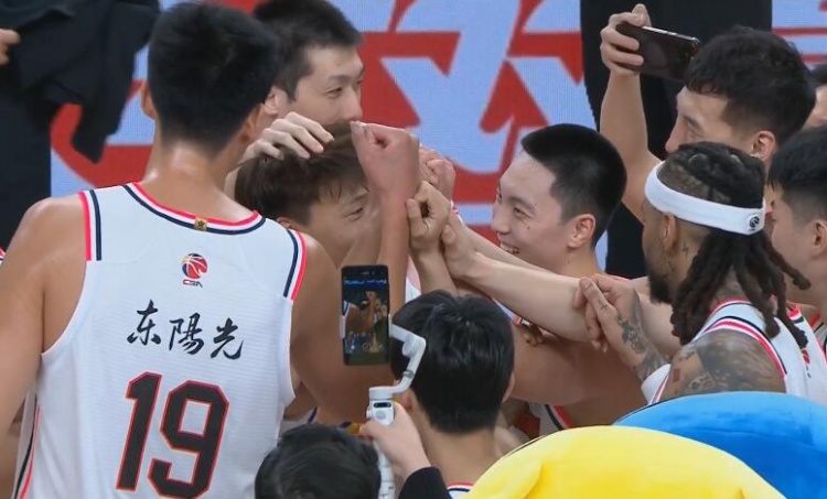  淚目！賽后廣東隊將趙睿圍在中間碰拳