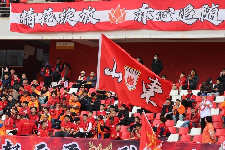 主場上萬名球迷的吶喊助威，給山東體彩女足征戰(zhàn)女超增添了能量與動力