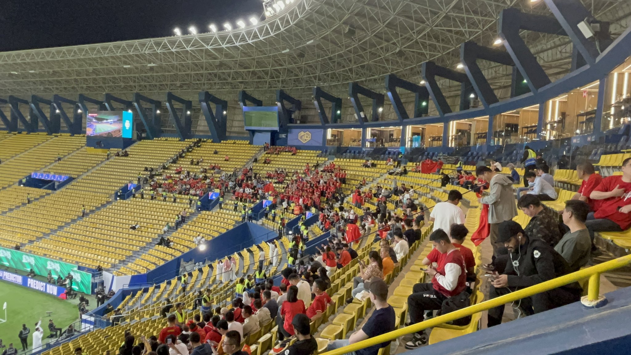  球票已售罄！中國球迷已經(jīng)入場，坐在球場上層沙特球迷區(qū)上方