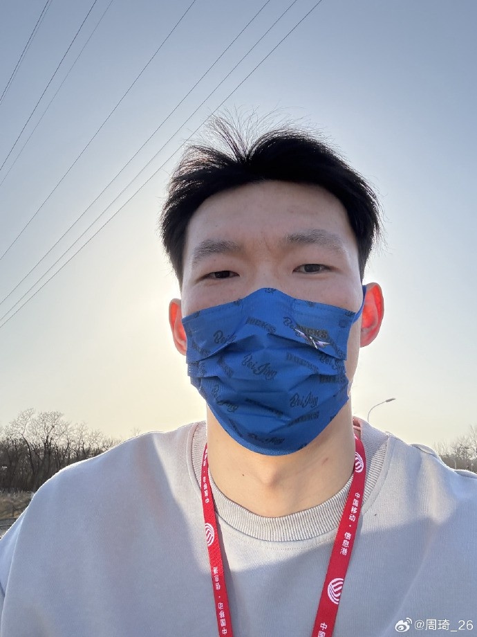  悠閑！周琦騎京牌電動(dòng)車出行：太陽出來了 開京牌兜兜風(fēng)！