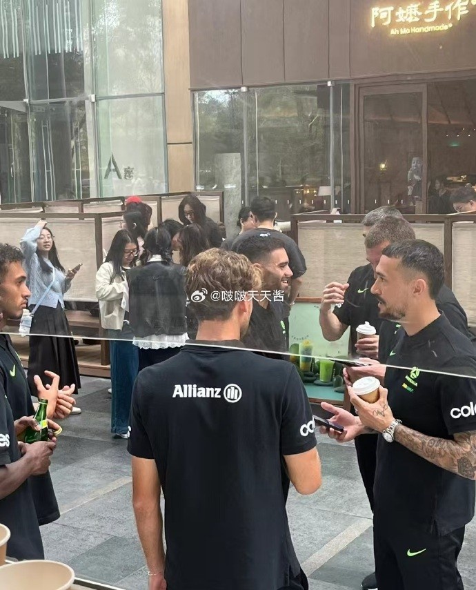  松弛感拉滿！澳大利亞隊員在杭州街頭喝奶茶