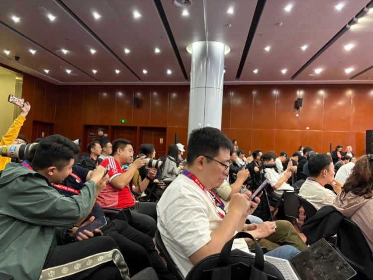  萬眾矚目！記者擠滿國足賽前新聞發(fā)布廳，賽場記者預(yù)計(jì)超300人