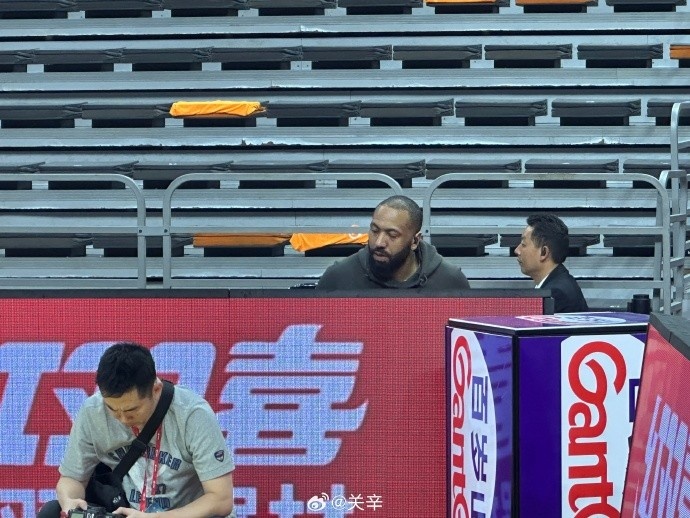  今晚不打？廣東主場迎戰(zhàn)廣廈 吉倫沃特一身便裝現(xiàn)身球館