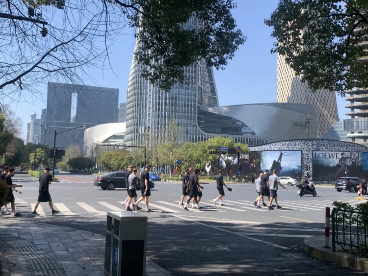  心態(tài)放松，有網(wǎng)友拍到澳大利亞隊(duì)早上在萬象城citywalk