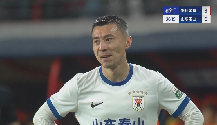  34分鐘0-3落后！36歲鄭錚苦笑36歲大雷沮喪 替補席黃政宇神態(tài)輕松