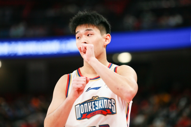  效率太低！林葳25中8&三分10中1拿到19分1板3助2斷 4失誤