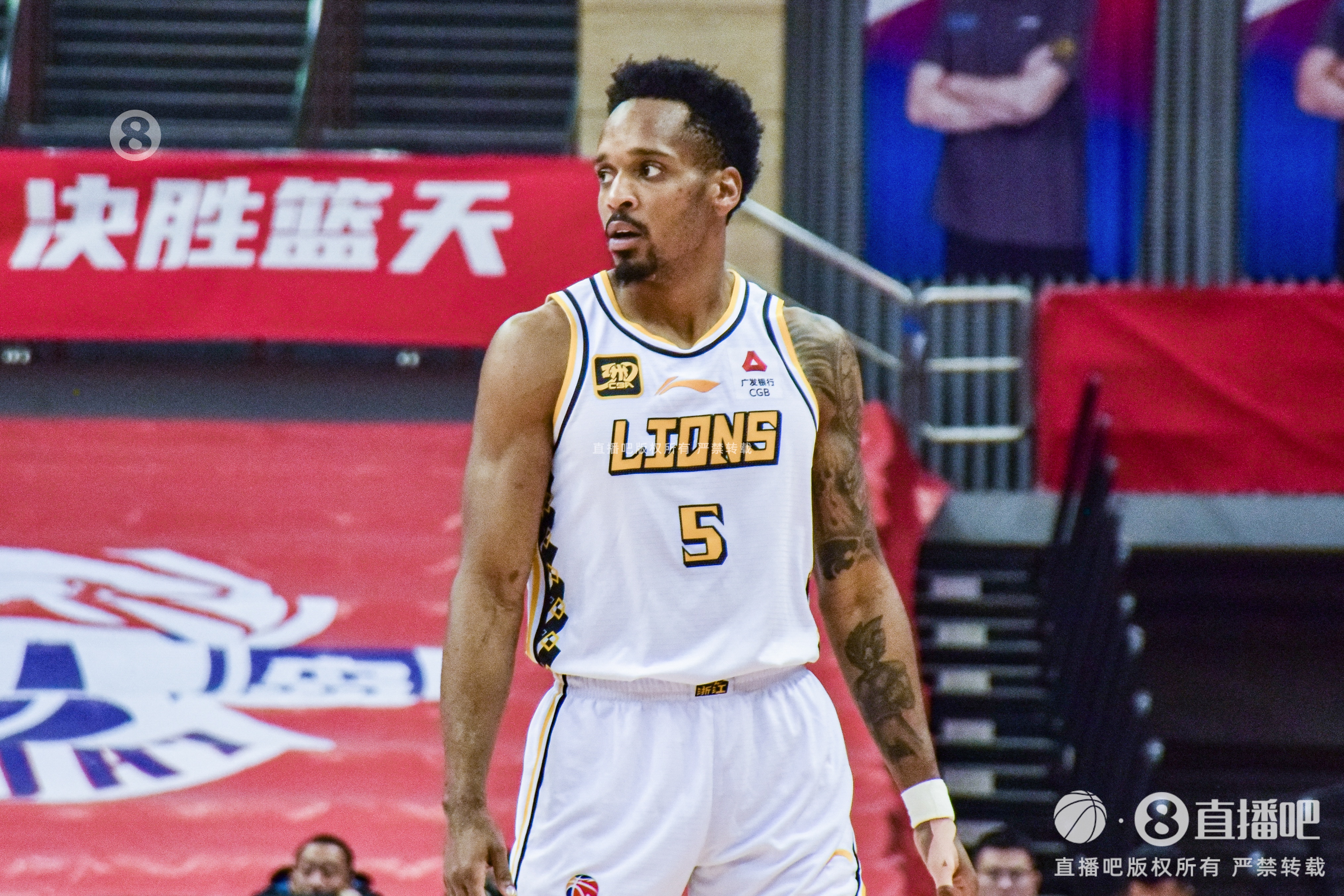  得分保障！小巴里-布朗17中9&三分9中4砍28分 末節(jié)11分助隊取勝