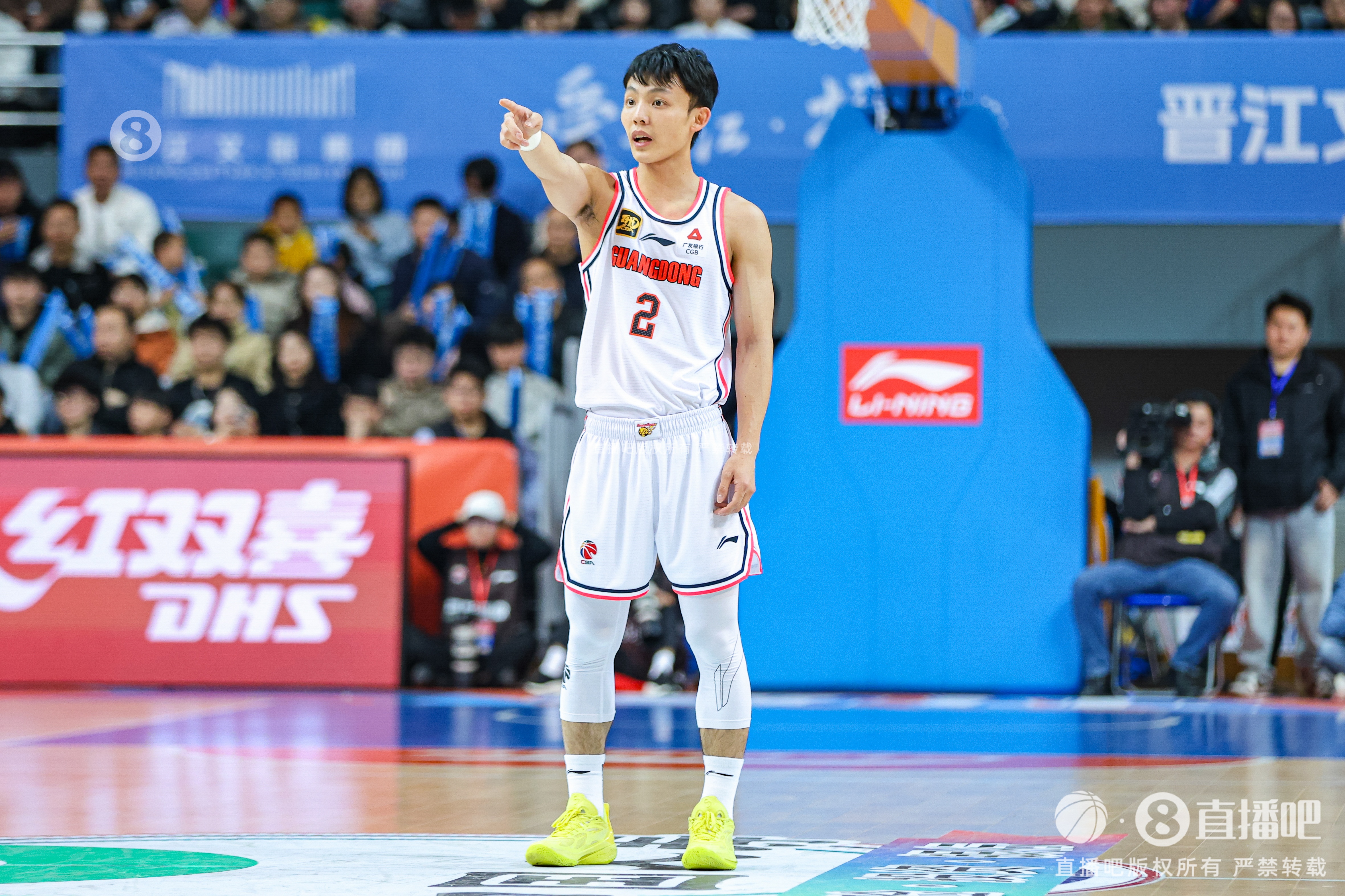 手熱!徐杰打滿首節(jié)5中4拿到10分2助 正負(fù)值+17