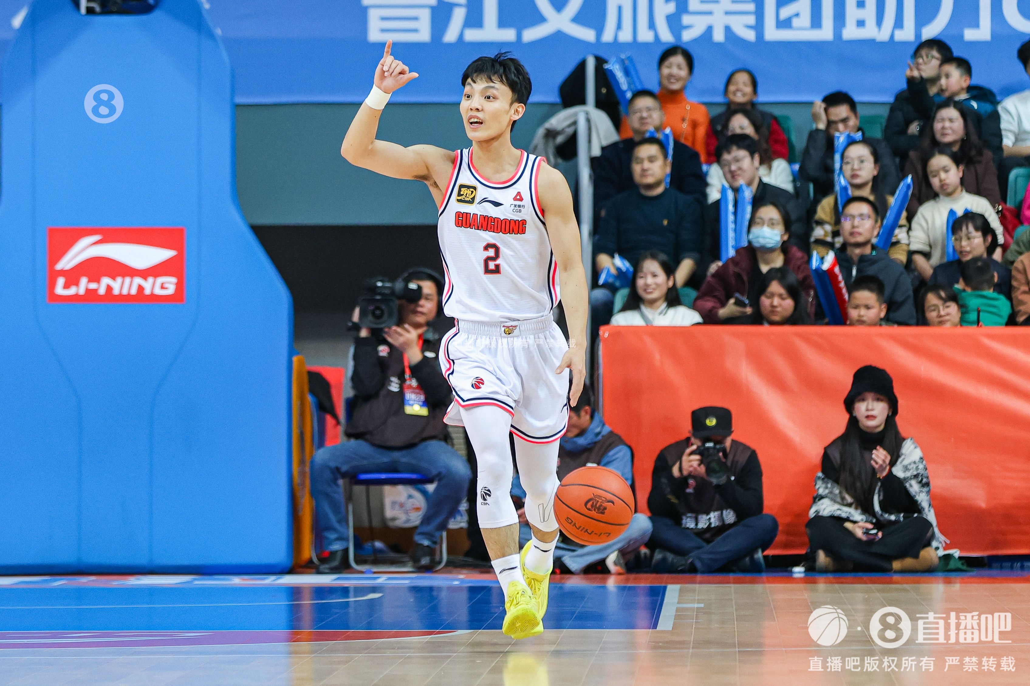  打得輕松！徐杰9中4拿到12分3板6助1斷